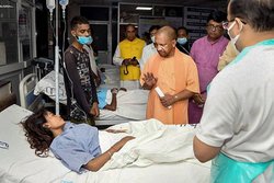 UP News: भीड़ से बच्ची को बुलाकर सीएम योगी ने पूछे सवाल, जानिए क्या