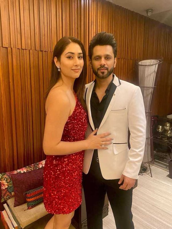 DISHA PARMAR AND RAHUL VAIDYA ROMANTIC PHOTOSHOOT