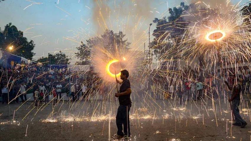 दिवाली पर हर साल पटाखों के खिलाफ कई सेलेब्स अपनी आवाज उठाते रहते हैं। दरअसल पटाखों से काफी प्रदूषण होता है जिसके कारण कई इंसानों के साथ ही जानवरों को भी बुरे हालातों का सामना करना पड़ता है। कई बॉलीवुड सेलेब्स हैं जो पटाखे ना बजाने की अपील करते हैं। इसके लिए कुछ लोग इन्हें ट्रोल भी करते हैं। ट्रोल्स की परवाह किये बिना ये सेलेब्स पटाखों के खिलाफ अपनी मुहिम जारी रखे हुए हैं। आइए जानते हैं इन सेलेब्स के नाम (Photo: PTI):
