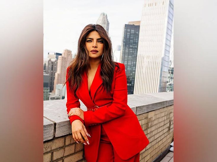 Priyanka Chopra: प्रियंका चोपड़ा पटाखों के खिलाफ अकसर लिखती हैं। उन्होंने एक बार कहा था कि उन्हें अस्थमा है और उनकी तरह लाखों अस्थमा के मरीजों को पटाखे के धुएं से दिक्कत होती है। प्रियंका को उनके इस बयान के लिए काफी ट्रोल किया गया। हालांकि ट्रोलिंग के बावजूद भी प्रियंका पटाखों के खिलाफ अपनी आवाज उठाती रही हैं।