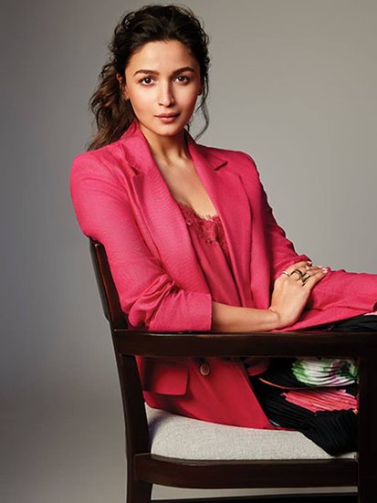 Alia Bhatt: आलिया भट्ट भी सोशल मीडिया के जरिये पटाखों के खिलाफ बोलती रहती हैं।