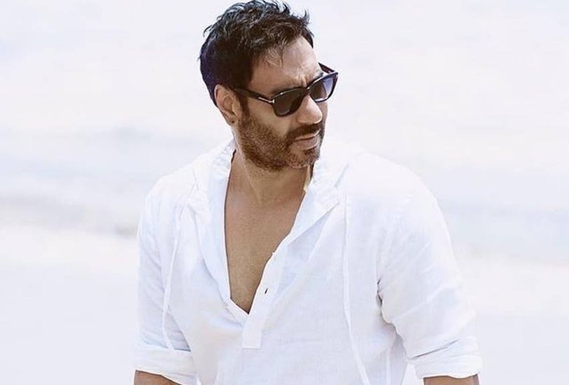 Ajay Devgn: अजय देवगन लोगों को समझाने की कोशिश करते हैं कि पटाखों से जानवरों को बहुत दिक्कत होती है। लोगों को पटाखे नहीं जलाने चाहिए।