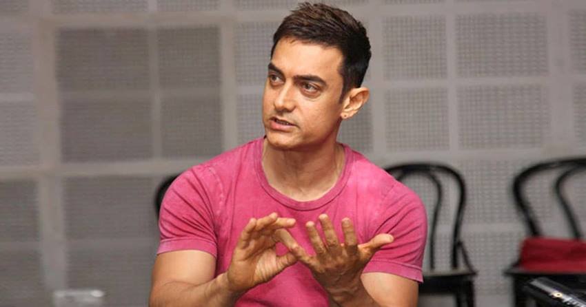 Aamir Khan: आमिर खान को भी पटाखों के खिलाफ बोलने के लिए कई बार ट्रोल किया गया है। लेकिन वह फिर भी पटाखों के खिलाफ अपनी आवाज उठाते रहते हैं।