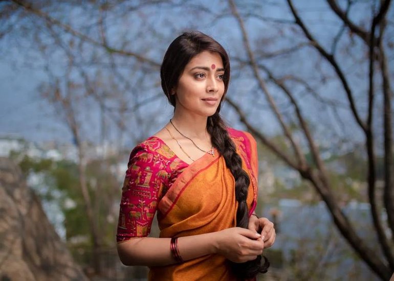 वैसे श्रिया साड़ी में हमेशा ही बेहद खूबसूरत लगती हैं। (Photo: Shriya Saran Instagram)