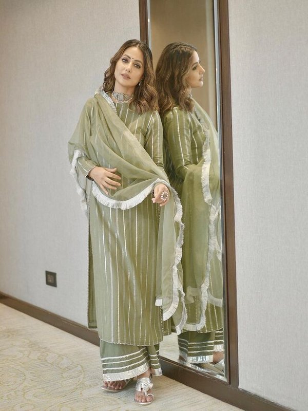 HINA KHAN IN ELEGANT AND CLASSY LOOK