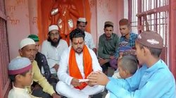 अलीगढ़: मंदिर में टोपी पहने मुस्लिमों को पढ़ाया हनुमान चालीसा, लगवाया जय श्रीराम का नारा, वीडियो हुआ वायरल