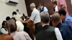 MP News: जबलपुर में IMA की वार्षिक बैठक के दौरान डॉक्टरों के बीच चले लात-घूंसे, सोशल मीडिया पर वीडियो वायरल