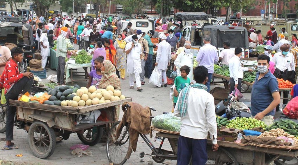 पंजाब के पटियाला में सब्जियां खरीदते लोग। (Express photo by Harmeet Sodhi)