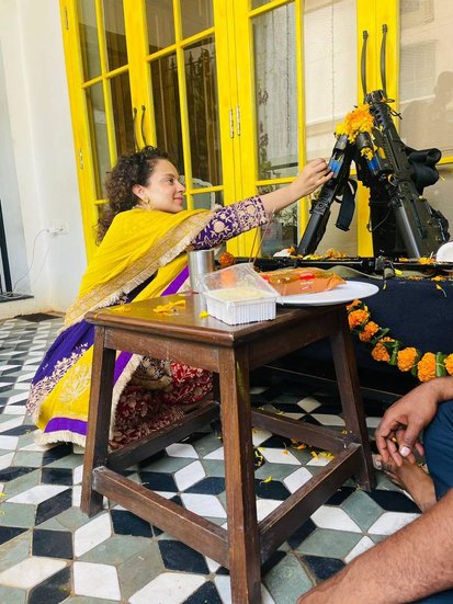 तस्वीरें शेयर करते हुए कंगना रनौत ने लिखा-  धर्म से आप चाहे जो भी हो लेकिन जो कर्म से क्षत्रिय हैं उनको आज विजयदशमी पर ये ही संदेश देना चाहेंगे, विजयभव।