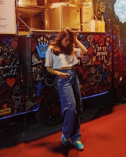 हाल ही में करिश्मा कपूर ने कुछ तस्वीरें शेयर की हैं जिनमें वह दिल तो पागल है फिल्म की उस निशा की तरह दिख रही हैं जो करीब 25 साल की थी। (Photo: Karishma Kapoor Instagram)