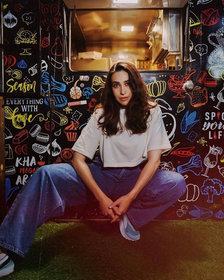 करिश्मा कपूर ने ना सिर्फ अपने माता-पिता का अलगाव देखा है बल्कि खुद भी तलाक के दर्द से गुजरी हैं। (Photo: Karishma Kapoor Instagram)