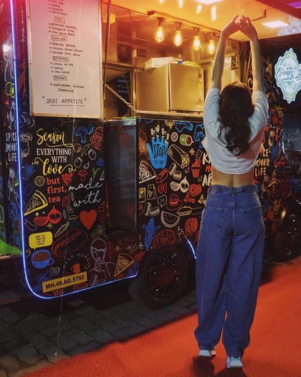 पर्सनल लाइफ के तमाम तनावों को दूर रखते हुए करिश्मा अपनी जिंदगी बिंदास तरीके से जीती है। करिश्मा ने 48 की उम्र में भी खुद को काफी फिट रखा हुआ है। (Photo: Karishma Kapoor Instagram)