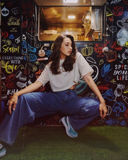 करिश्मा कपूर की शादी पहले अभिषेक बच्चन से होने वाली थी। दोनों की सगाई भी हो गई थी। लेकिन शादी से पहले सगाई टूट गई। (Photo: Karishma Kapoor Instagram)