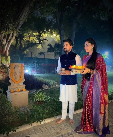 Karwa Chauth: प्रेम आस्था और विश्वास का पर्व करवा चौथ देश के कई हिस्सों में मनाया जाता है। इस दिन महिलाएं पूरे दिन बिना अन्न और पानी पति की लंबी उम्र के लिए उपवास रखती हैं। इस साल करवा चौथ 13 अक्टूबर गुरुवार को है। केंद्रीय मंत्री अनुराग ठाकुर (Anurag Thakur) की पत्नी शेफाली भी उनके लिए करवा चौथ रखती हैं। अनुराग ठाकुर हर साल करवा चौथ के मौके पर पत्नी संग तस्वीर भी शेयर करते हैं। (Photo: Anurag Thakur Facebook)