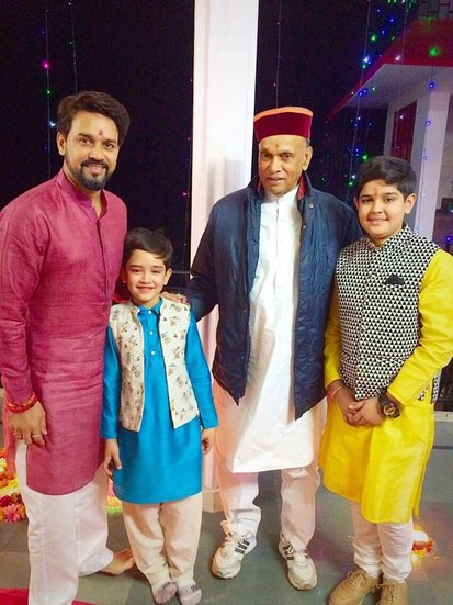 अनुराग ठाकुर और शेफाली के दो बच्चे हैं। बच्चों के नाम उदयवीर और जय आदित्य हैं।  (Photo: Anurag Thakur Facebook)