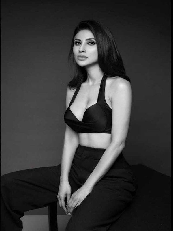 MOUNI ROYIN BLACK AND WHITE LOOK