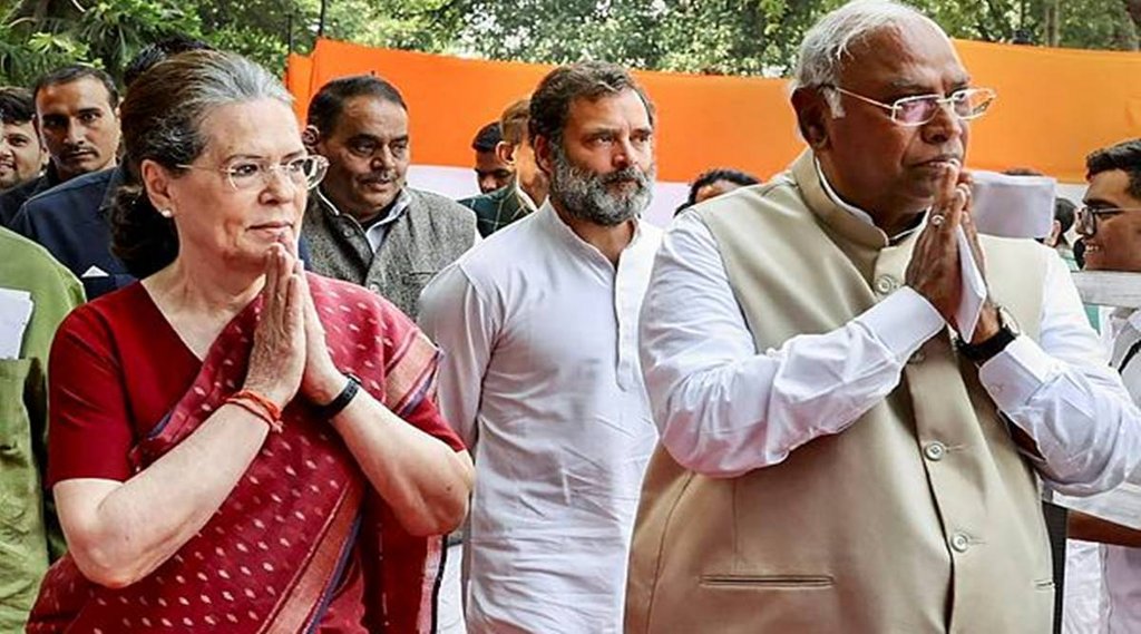 नई दिल्ली में बुधवार 26 अक्टूबर 2022 को कांग्रेस पार्टी कार्यालय में अध्यक्ष पद का चार्ज लेने सोनिया गांधी और राहुल गांधी के साथ पहुंचे मल्लिकार्जुन खड़गे। (फोटो- पीटीआई) 