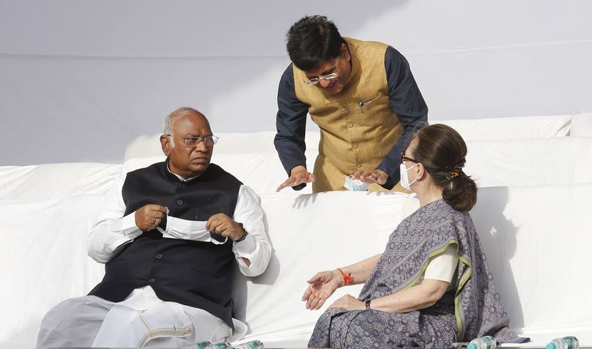 मल्लिकार्जुन खड़गे के रूप में कांग्रेस पार्टी को अपना नया अध्यक्ष (Congress President) मिल गया। करीब 24 साल बाद पार्टी की कमान गांधी परिवार (Gandhi Family) से बाहर के किसी सदस्य के हाथ में गई है। शशि थरूर (Shashi Tharoor) ने अपने साथी प्रतिद्वंदी मल्लिकार्जुन खड़गे (Mallikarjun Kharge) को जीत की बधाई दी। आइए जानते हैं कितनी संपत्ति के मालिक हैं खड़गे: