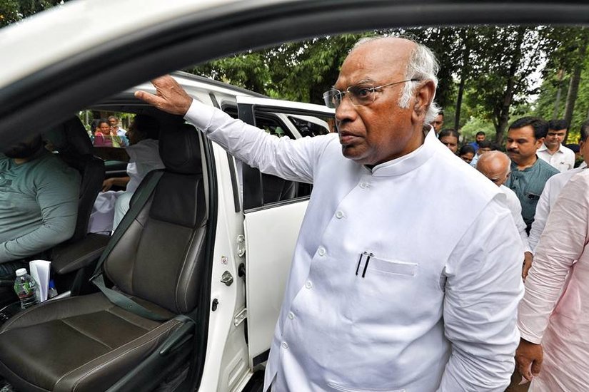 मल्लिकार्जुन खड़गे ने जो हलफनामा दिया था उसके मुताबिक उनके पास अपने नाम पर कोई गाड़ी नहीं है। 