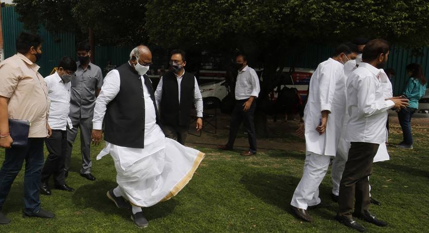 खड़गे की पत्नी हाउसवाइफ हैं। उनके नाम पर भी कोई गाड़ी नहीं है।