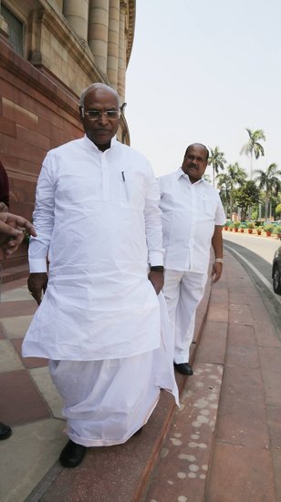 बात मल्लिकार्जुन खड़गे की शिक्षा की करें तो उन्होंने गुलबर्गा के नूतन विद्यालय से स्कूलिंग की। इसके बाद बीए और लॉ की डिग्री हासिल की।