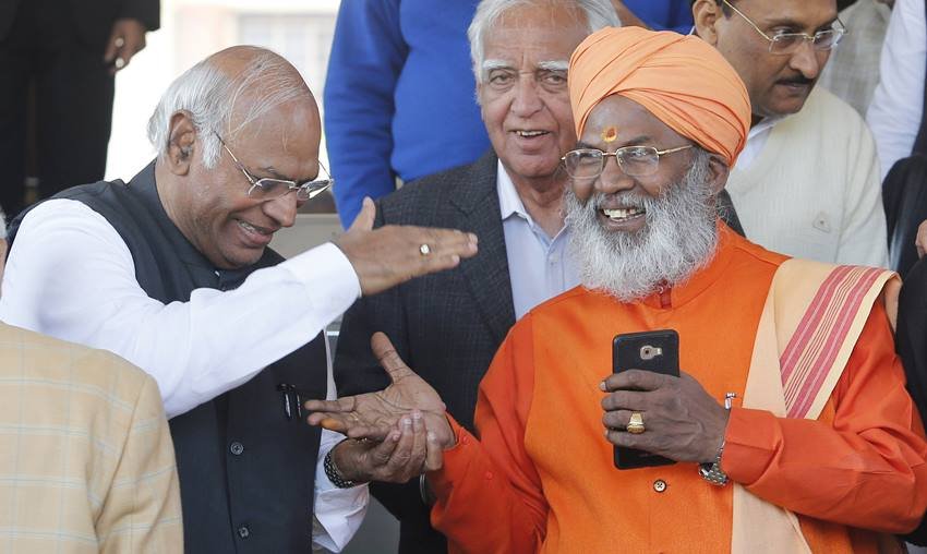 मल्लिकार्जुन खड़गे को स्वच्छ सार्वजनिक छवि वाला एक सक्षम नेता माना जाता है। वह केंद्र सरकार में रेलमंत्री भी रह चुके हैं। 