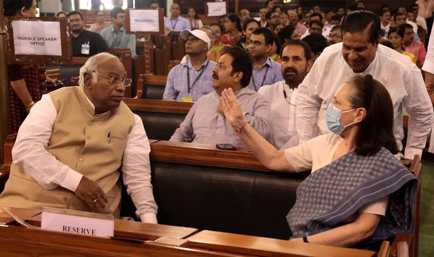 खड़गे 2014 से 2019 तक लोकसभा में कांग्रेस के नेता भी रहे हैं।