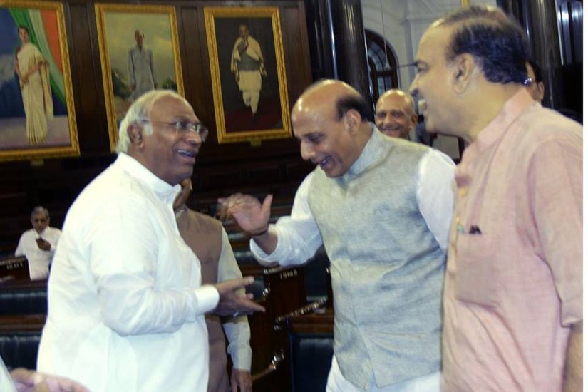 जहां कई राजनेता अपनी सुरक्षा के लिए असलहे भी रखते हैं वहीं मल्लिकार्जुन खड़गे के पास किसी तरह का कोई हथियार नहीं है।