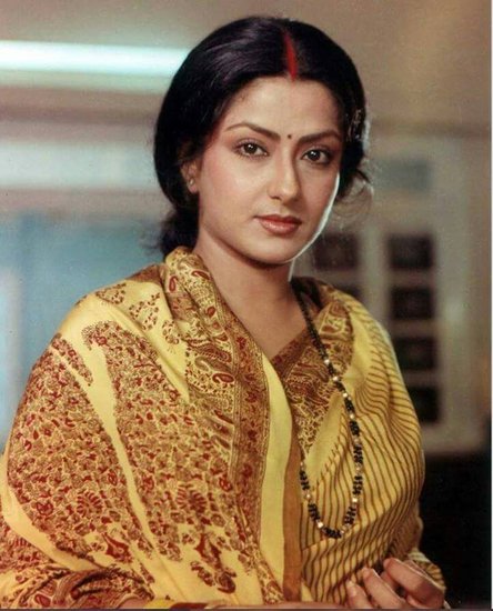 Moushumi Chatterjee: मौसमी चटर्जी ने 15 साल की उम्र में शादी कर ली थी। शादी के करीब दो साल बाद उन्होंने रोटी कपड़ा और मकान से अपना बॉलीवुड डेब्यू किया था। मौसमी का करियर ठीक-ठाक रहा है।