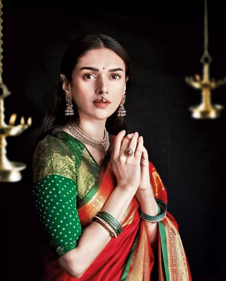Aditi Rao Hydari: अदिति हैदरी ने 2009 में दिल्ली 6 से बॉलीवुड डेब्यू किया था। इससे पहले उनकी शादी हो चुकी थी। अदिति फिल्मों में अभी तक कुछ खास नहीं कर पाई हैं।