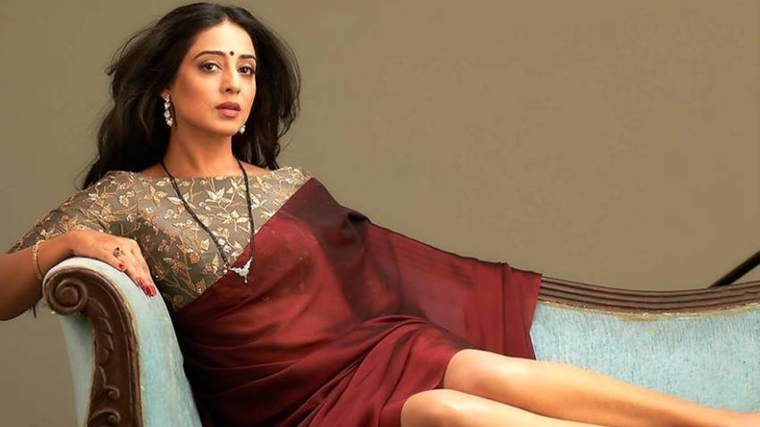 Mahie Gill: एक्ट्रेस माही गिल ने 1993 में शादी की थी और 2003 में हवाएं नाम की फिल्म से डेब्यू किया था। माही का करियर बॉलीवुड में फ्लॉप रहा है।