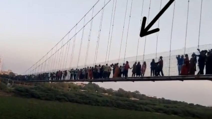 30 अक्टूबर को रविवार का दिन होने के कारण पुल पर करीब 500 लोग घूमने पहुंचे थे।