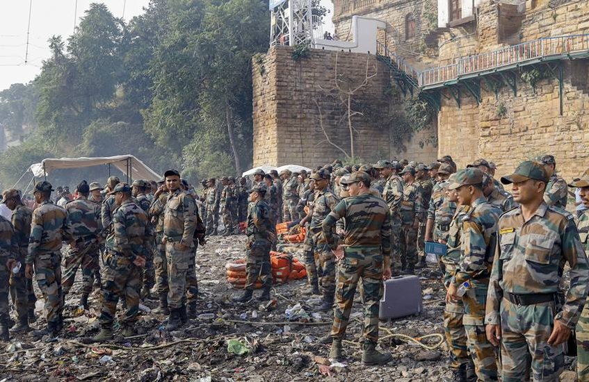 हादसे के बाद पुलिस, थल सेना, नौसेना, वायु सेना, एनडीआरएफ, फायर ब्रिगेड और एसडीआरएफ की टीमें रेस्क्यू के लिए उतारी गईं।