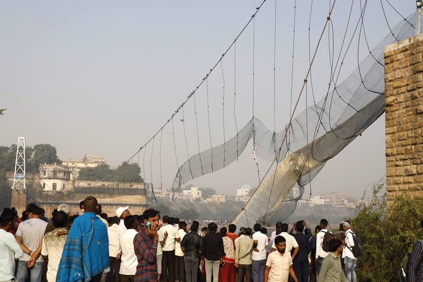 Morbi Bridge Collapse: गुजरात के मोरबी में रविवार 30 अक्टूबर को मच्छु नदी पर बना पुल टूट कर गिर गया। इस हाजसे में अब तक 141 लोगों की मौत हो गई है। इस हादसे और उसके बाद की कई तस्वीरें और वीडियो सोशल मीडिया में वायरल हो रहे हैं जिसे देखकर इसकी भयावहता का अंदाजा लगाया जा सकता है।