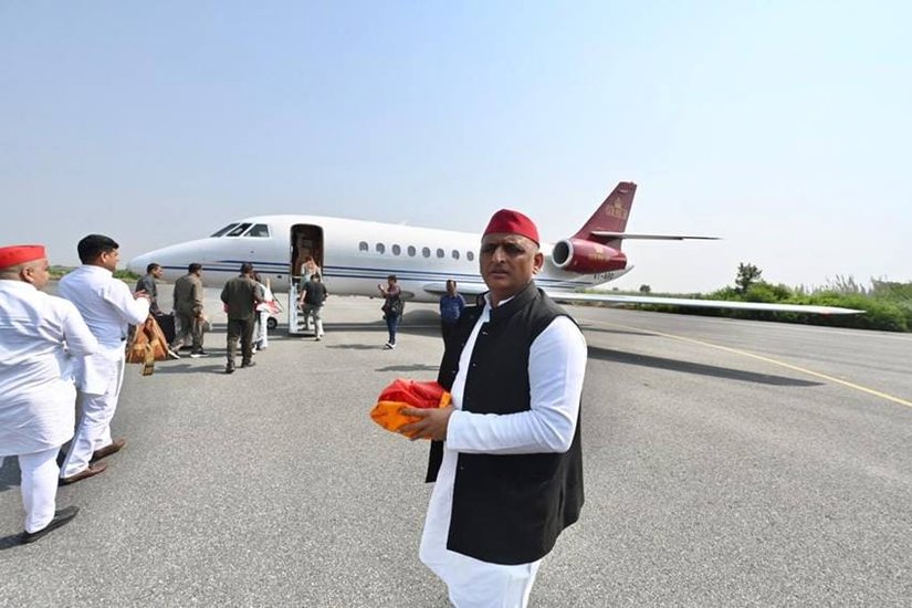 मुलायम सिंह की अस्थियां चार्टर्ड प्लेन से हरिद्वार पहुंचीं।