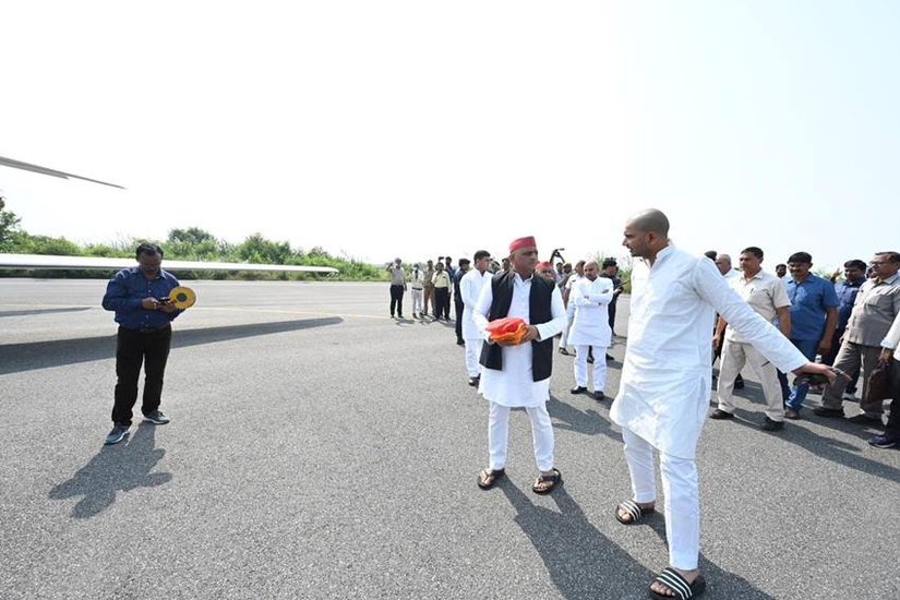 अखिलेश यादव के साथ परिवार के कई सदस्य अस्थियां लेकर हरिद्वार पहुंचे हैं।