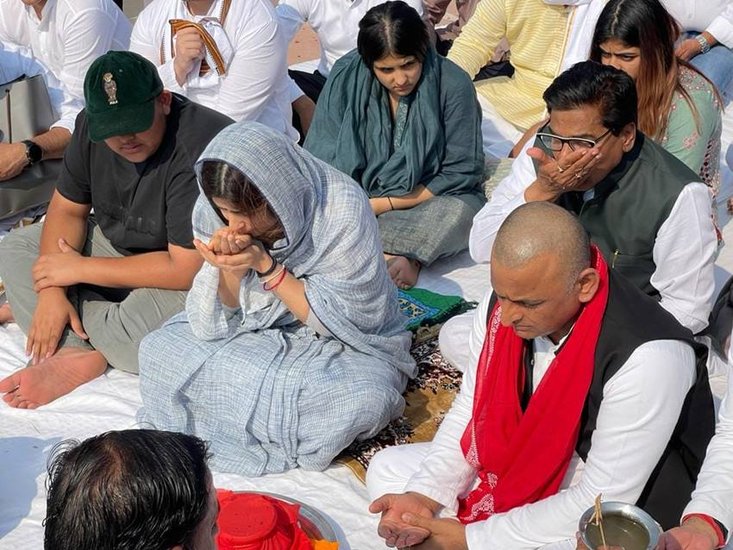 अखिलेश यादव के तीन बच्चे हैं। दोनों बेटियों के नाम अदिति और टीना है तो वहीं बेटे का नाम अर्जुन है।