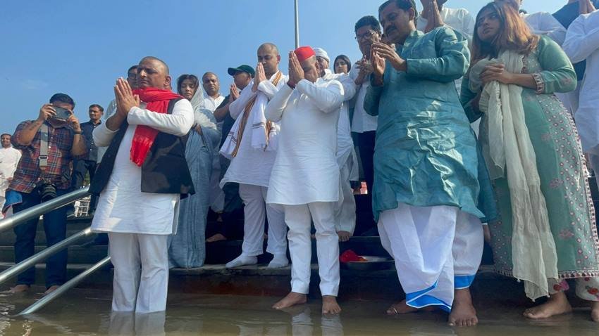 अखिलेश ने अस्थि विसर्जन हरिद्वार के नमामि गंगे घाट से किया।