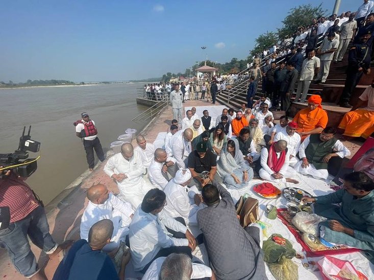 विसर्जन से पहले पूरे विधि विधान से कर्मकांड हुआ।