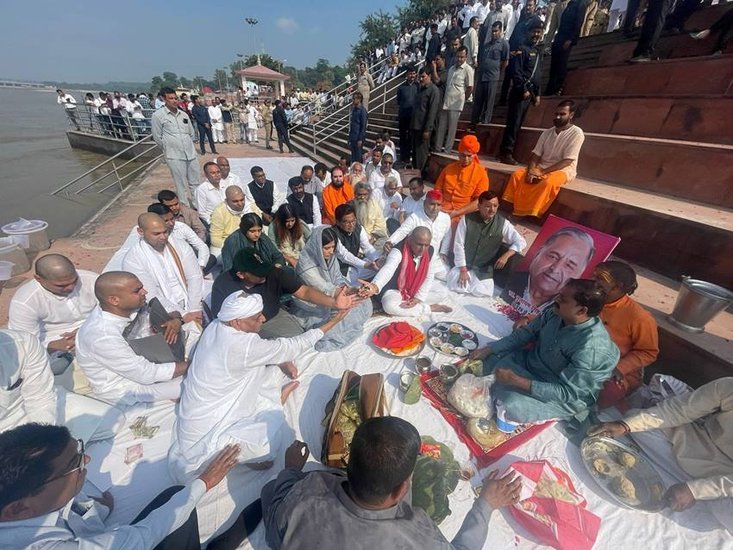 पूजा के दौरान आपसी तनाव मिटा कर पूरा यादव कुनबा साथ दिखा।