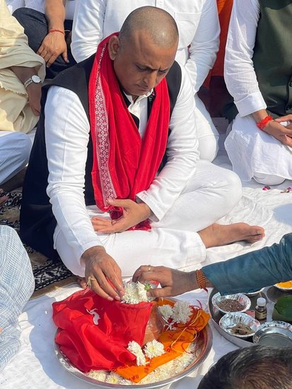 पूजा के दौरान कई बार अखिलेश की आंखों में नमी दिखी।
