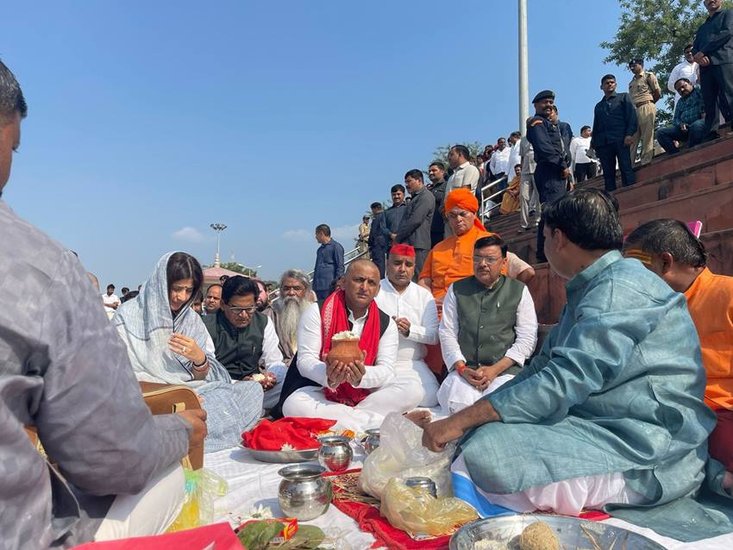 सभी तस्वीरें समाजवाी पार्टी के सोशल मीडिया अकाउंट से ली गई है।