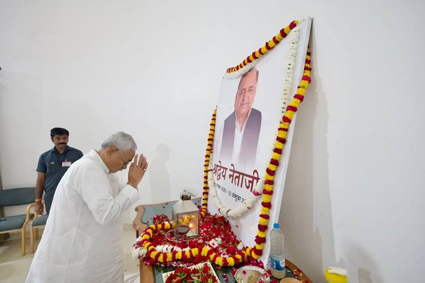 बिहार के मुख्यमंत्री नीतीश कुमार (Nitish Kumar) बुधवार 12 अक्टूबर को सैफई (Saifai) पहुंचे। यहां वह स्वर्गीय मुलायम सिंह यादव (Mulayam Singh Yadav) के आवास पर पहुंचे और उन्हें श्रद्धांजलि अर्पित की।
