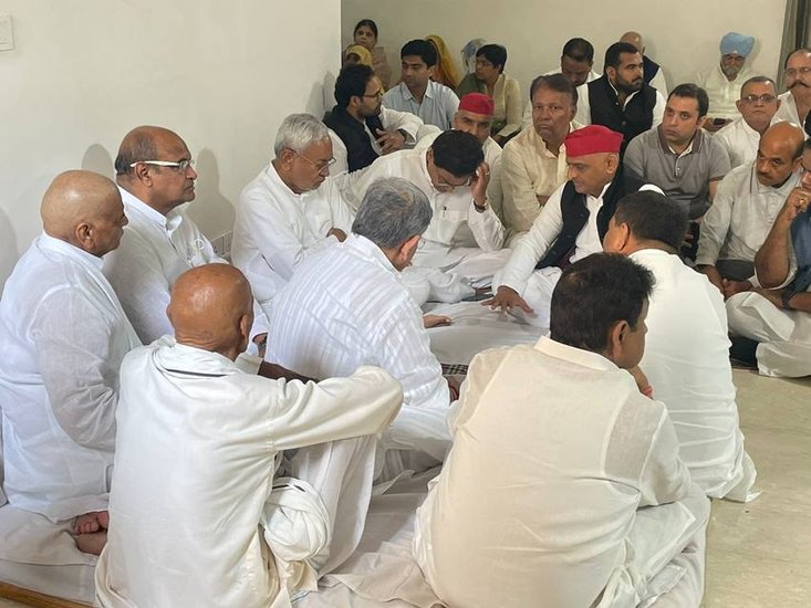 नीतीश कुमार ने मुलायम सिंह यादव के परिजनों से मिल अपनी संवेदना प्रकट की।