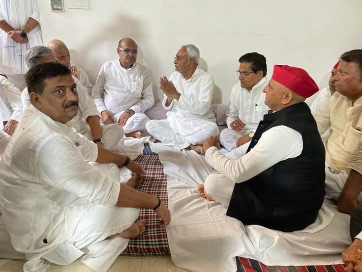 शिवपाल यादव का अभिवादन स्वीकर करते नीतीश कुमार।