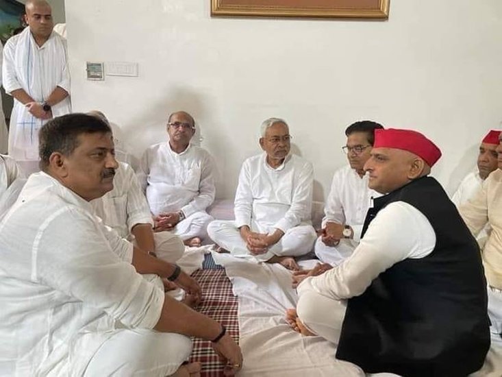 नीतीश कुमार के साथ केसी त्यागी समेत जेडीयू के और नेता भी थे।