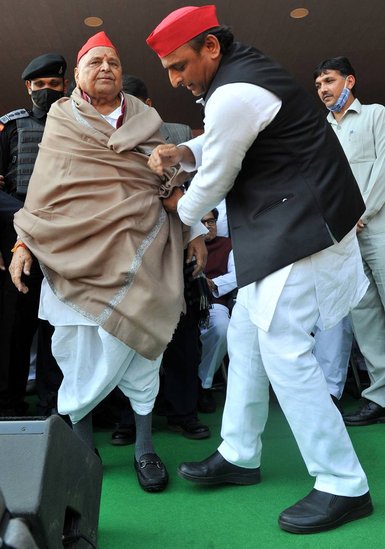 Mulayam Singh Yadav: गुरुग्राम के मेदांता अस्पताल में भर्ती मुलायम सिंह की हालत अब भी नाजुक बनी हुई है। डॉक्टर उनपर पैनी नजर बनाए हुए हैं। अखिलेश यादव (Akhilesh Yadav) समेत मुलायम परिवार के कई सदस्य अस्पताल में ही डटे हुए हैं। मुलायम का हाल जानने देश के बड़े-बड़े नेता अस्पताल पहुंच रहे हैं।