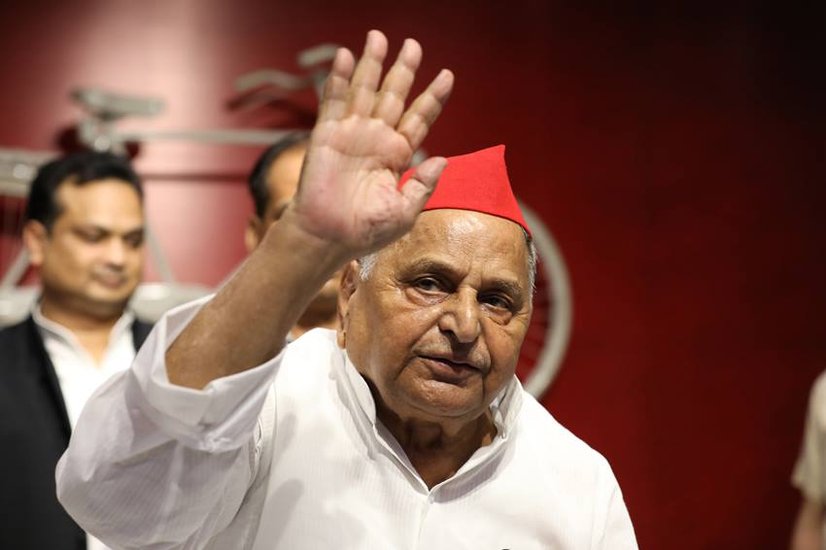 मोहर लगाने के बाद मुलायम को एहसास हुआ कि ये तो गलत हो गया। उन्होंने अपनी वोट की पर्ची फाड़ दी और चुनाव पर्यवेक्षक से दूसरी पर्ची मांगी।
