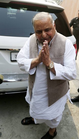 दूसरी पर्ची पर मुलायम ने यूपीए के कैंडिडेट प्रणब मुखर्जी के नाम के आगे मुहर लगाई और अपना वोट मतपेटी में डाल दिया।
