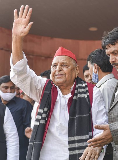 वहीं मुलायम सिंह यादव के हलफनामे के मुताबिक उन्होंने छोटे बेटे प्रतीक यादव को करीब 43 लाख रुपये दिये हैं। (Read Also: अनिल अंबानी से लिपट रो पड़े अखिलेश यादव, मल्लिकार्जुन खड़गे ने लगाया गले)